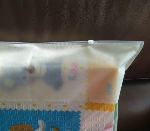 Disposable non-woven self-sealing packaging bag1